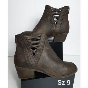 Women's Ankle Boots 8.5  Zip Up Heeled Boots Laced V-Cut Detail NWOT